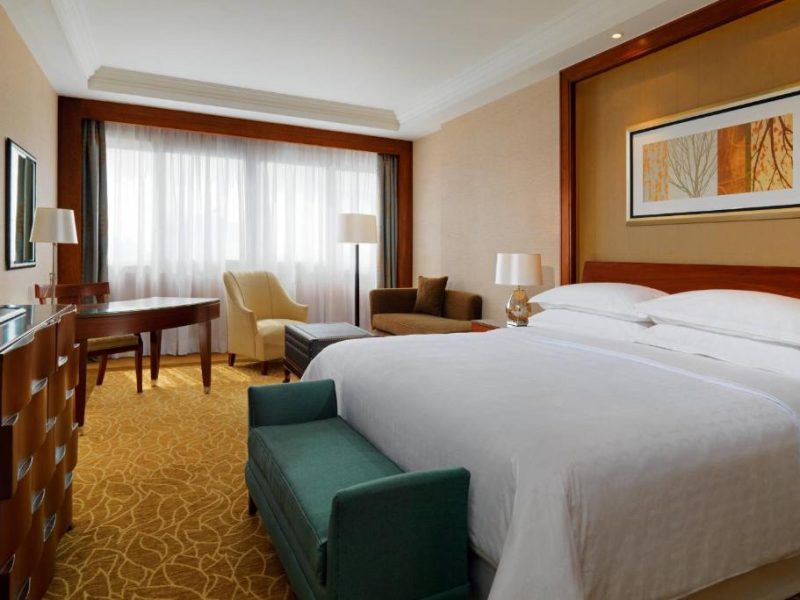 Deluxe King Room with Balcony and Pool – City View