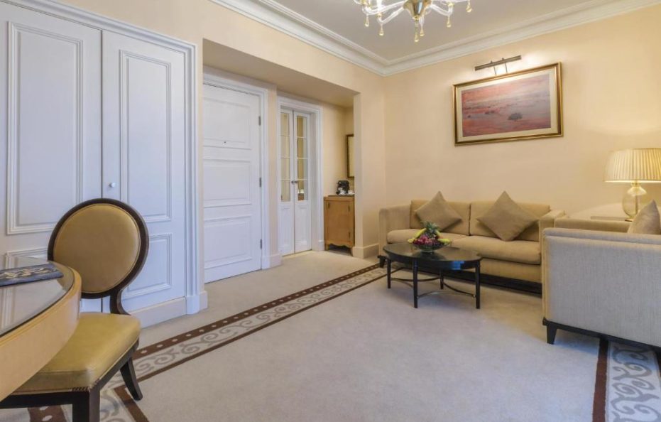 جناح جونيور مطل على المدينة