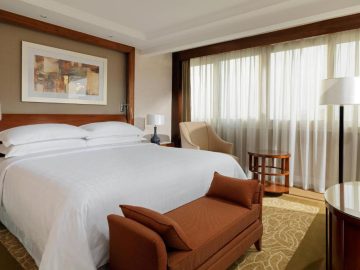 Executive Suite, Club lounge access, 1 King, Partial River view, Balcony